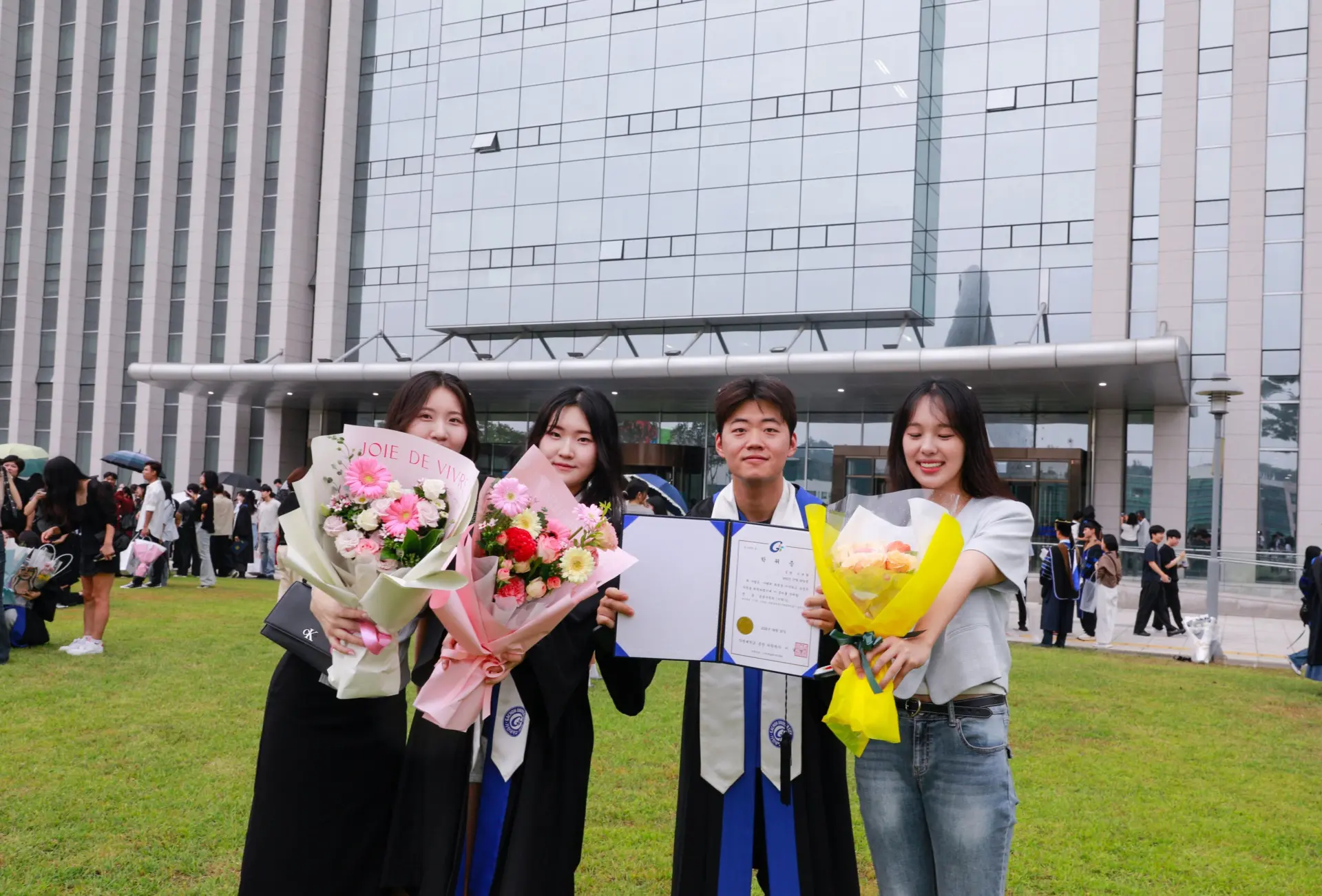 Sinh viên Đại học Gachon nhận bằng tốt nghiệp, mở ra hành trình mới trên con đường phát triển sự nghiệp.