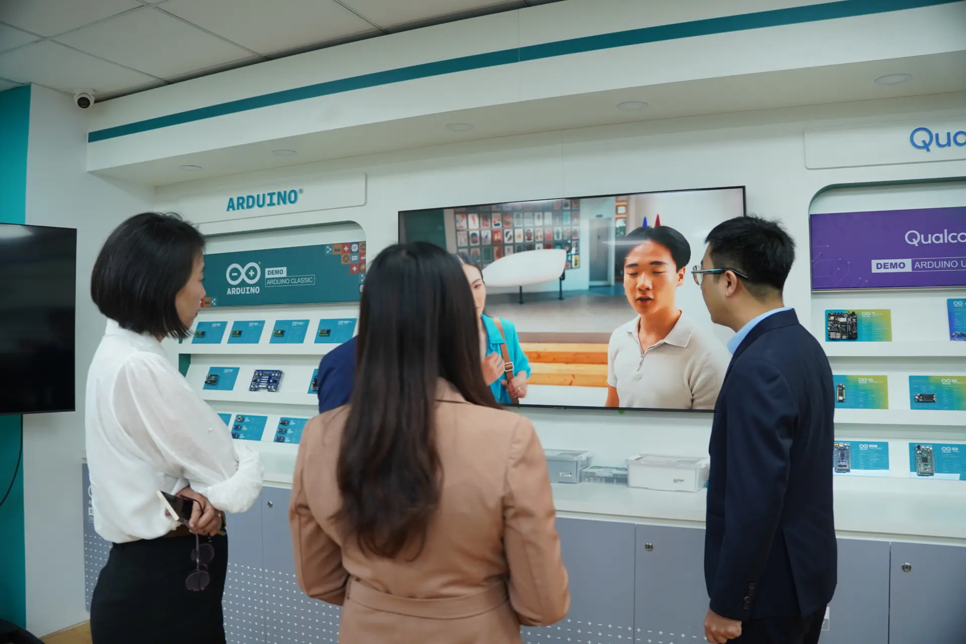 Đại diện Huawei Technologies Vietnam tham quan phòng lab, không gian học tập tại Viện Đại học quốc tế FPT.