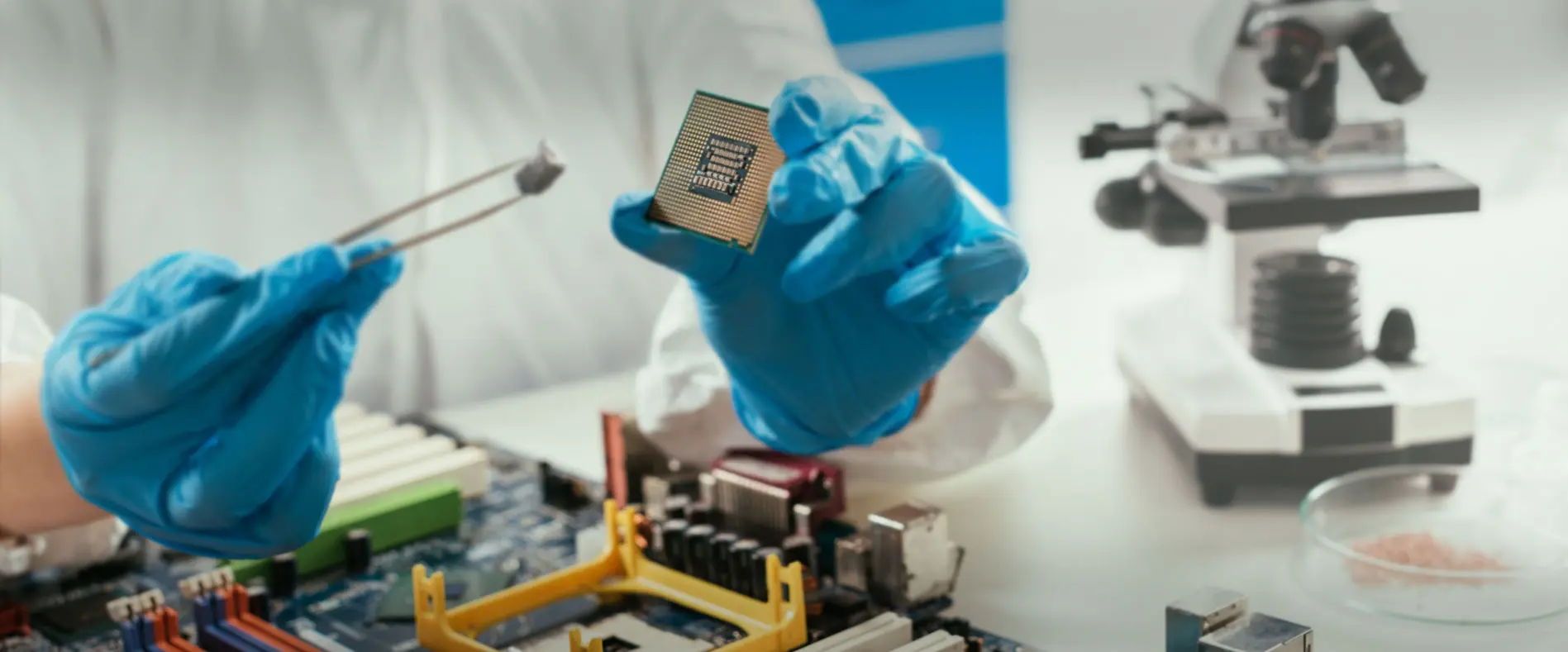 Phía sau một con chip hoàn chỉnh là một trong những quy trình kỹ thuật phức tạp nhất của công nghiệp hiện đại.