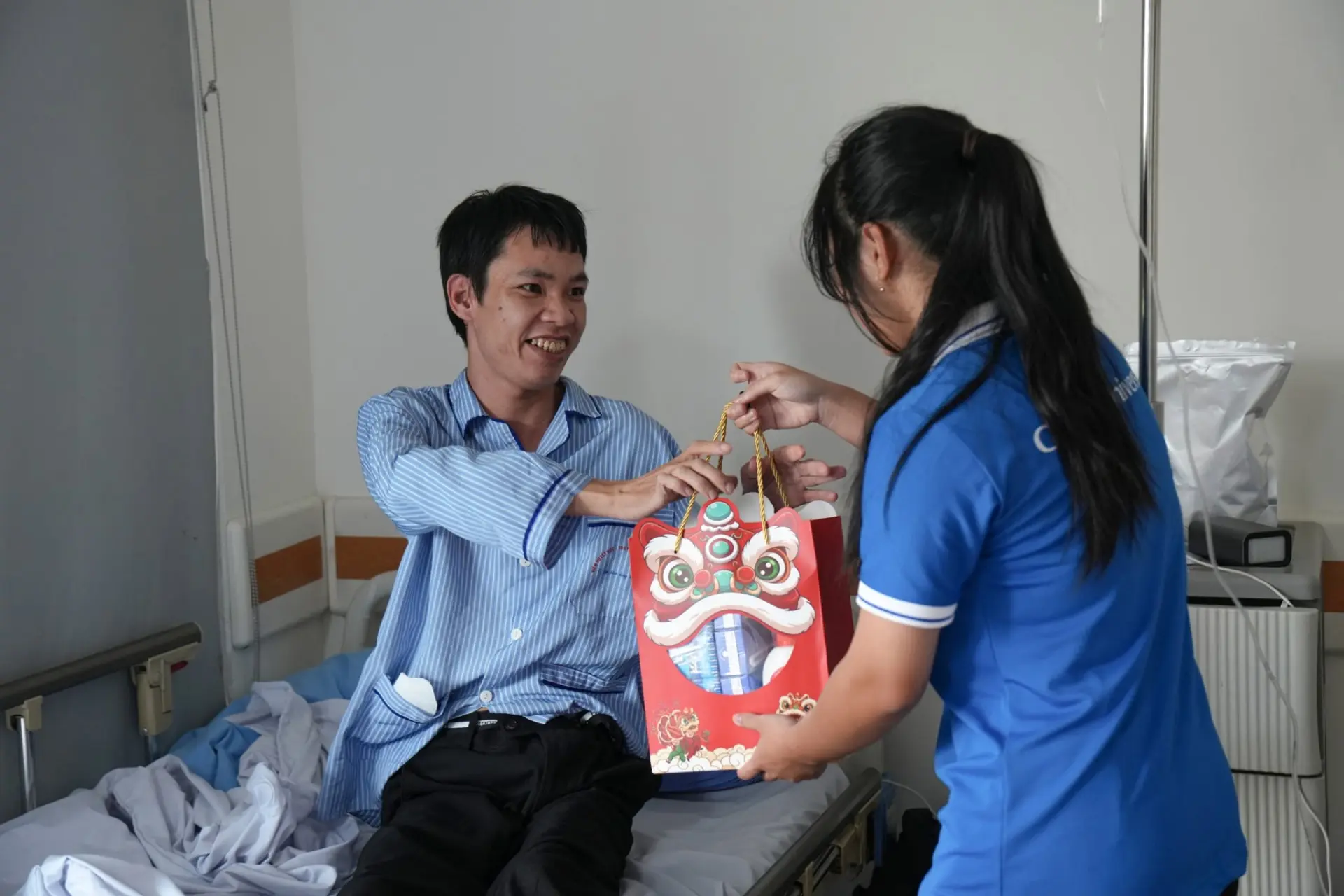 Cán bộ và sinh viên Gachon University Program tại Hà Nội đã có mặt tại Viện Huyết học – Truyền máu Trung ương để trao những phần quà Trung thu đến các bệnh nhân.
