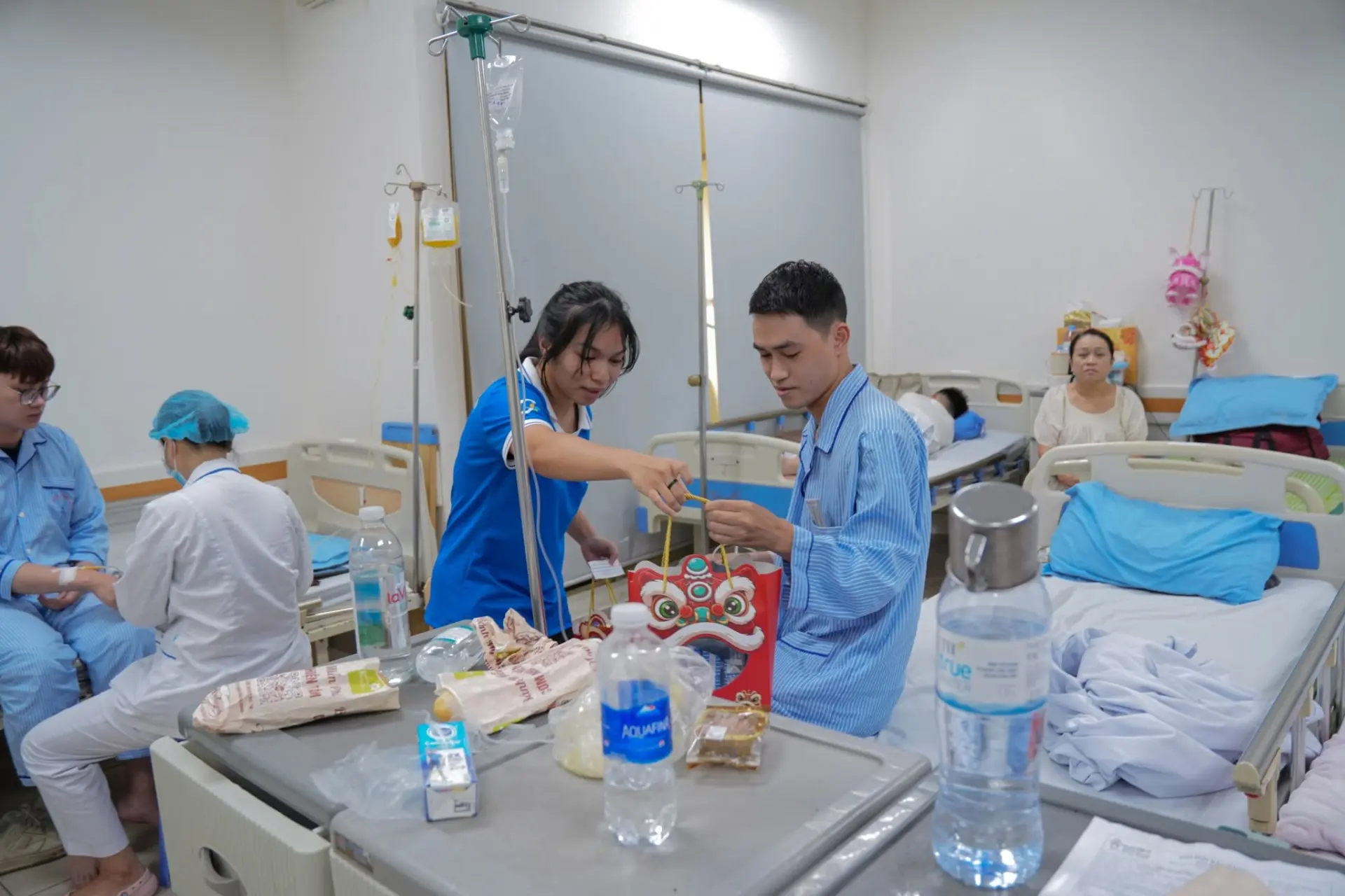 Những phần quà nhỏ mang thêm niềm vui và sự ấm áp, để mùa Trung thu của các bệnh nhân thêm vẹn tròn.