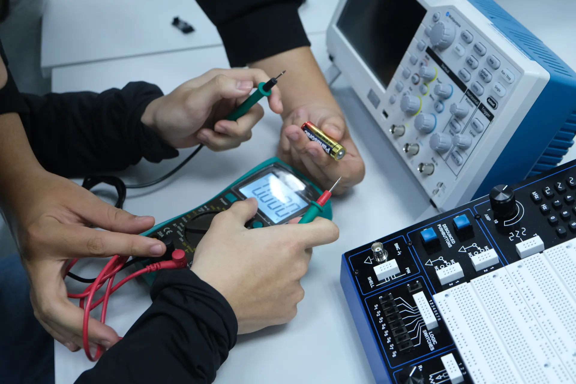 Các bạn sinh viên được tiếp cận phòng lab, máy móc, thiết bị hiện đại ngay từ khi mới bắt đầu hành trình đại học.