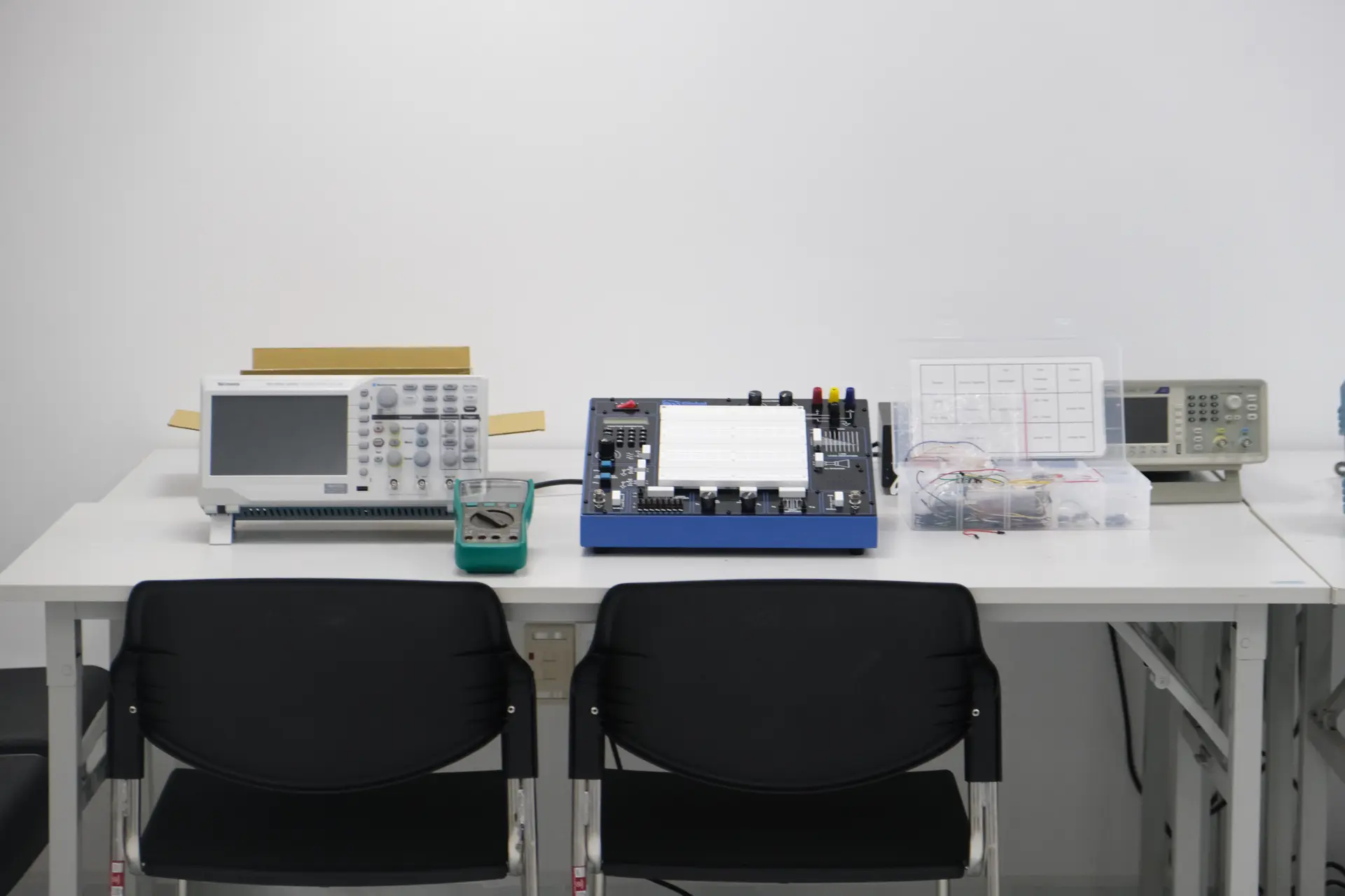 Các bạn sinh viên được tiếp cận phòng lab, máy móc, thiết bị hiện đại ngay từ khi mới bắt đầu hành trình đại học.