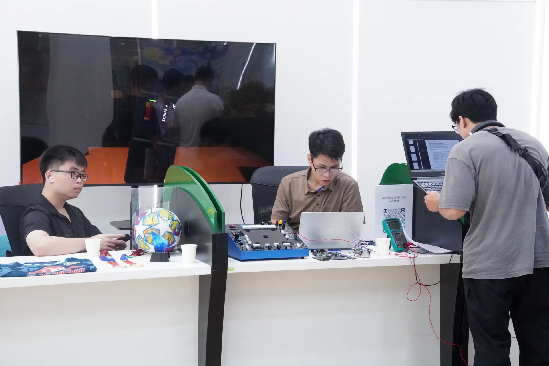 T&igrave;m hiểu kỹ c&agrave;ng về ng&agrave;nh C&ocirc;ng nghệ b&aacute;n dẫn v&agrave; sự ph&ugrave; hợp của bản th&acirc;n gi&uacute;p bạn đưa ra lựa chọn đ&uacute;ng đắn cho con đường tương lai.