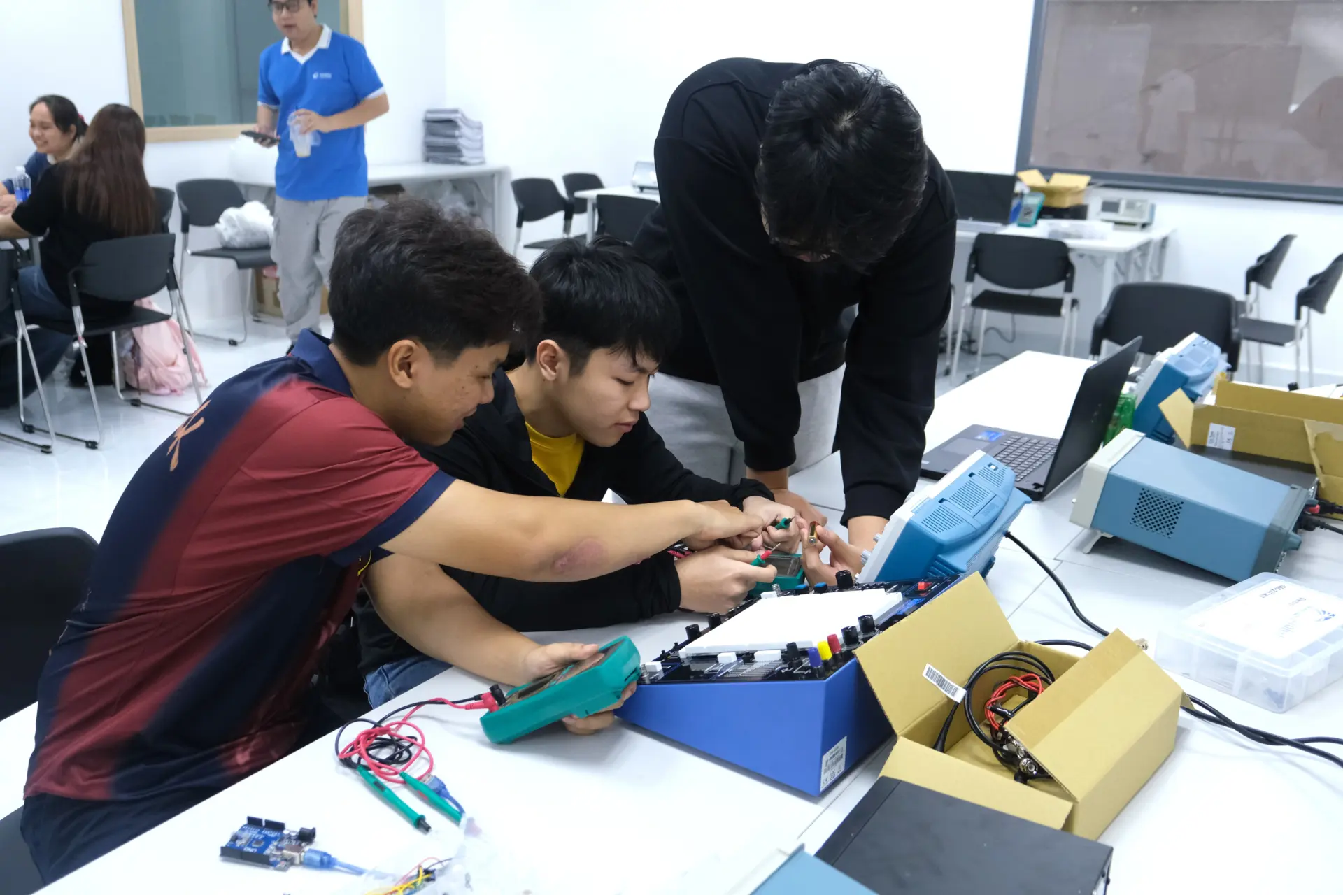 Qua hoạt động thực h&agrave;nh, sinh vi&ecirc;n r&egrave;n luyện kỹ năng giải quyết vấn đề v&agrave; h&igrave;nh th&agrave;nh tư duy c&ocirc;ng nghệ.