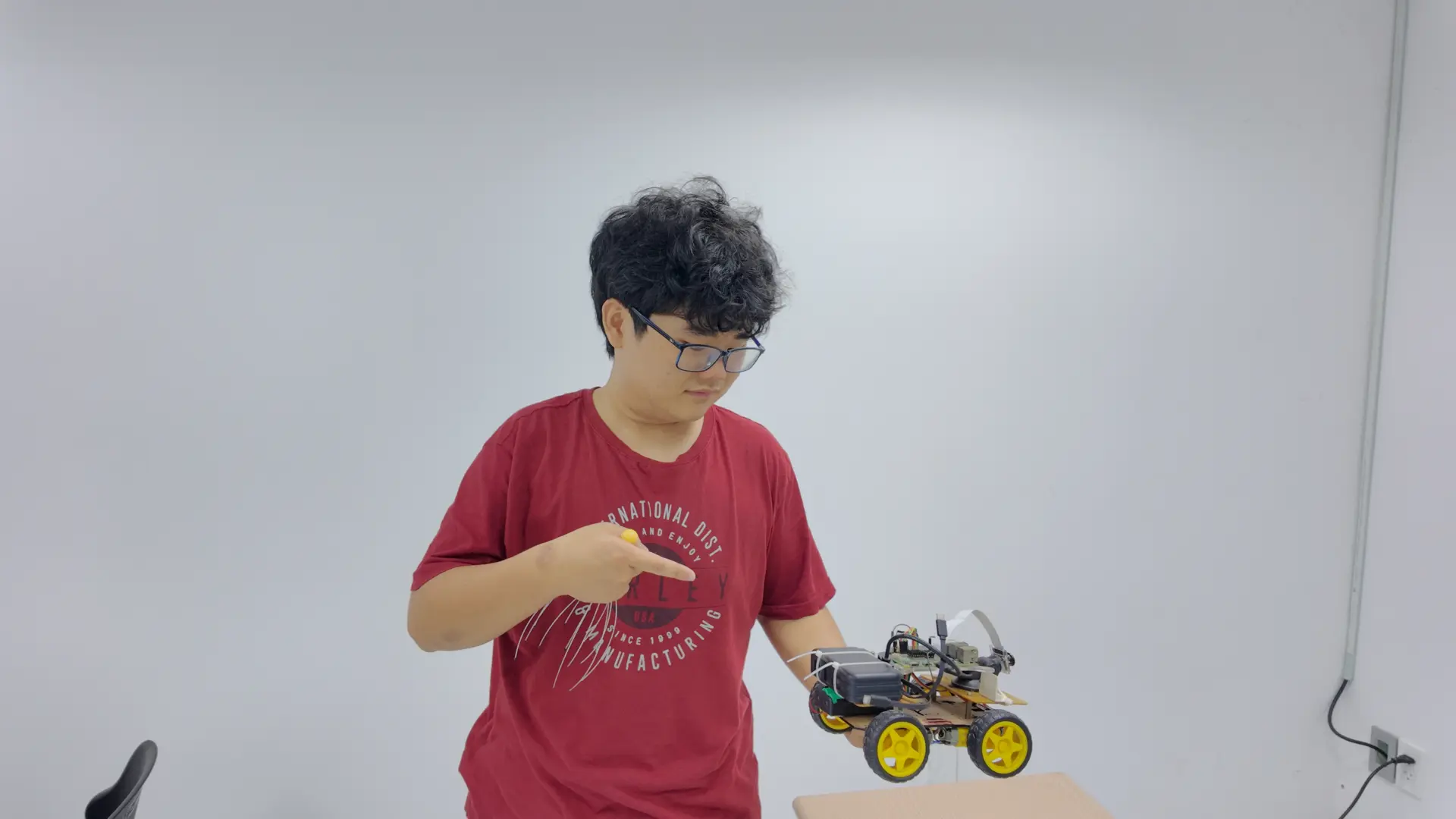 Qua hoạt động thực hành, sinh viên rèn luyện kỹ năng giải quyết vấn đề và hình thành tư duy công nghệ.