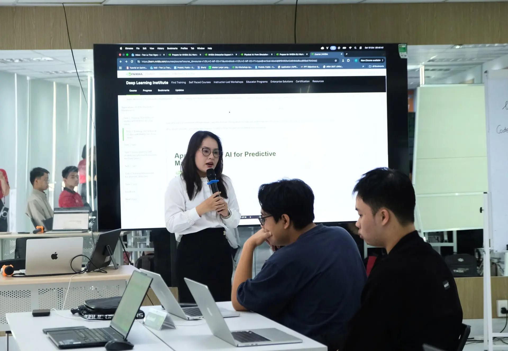 Tại workshop, sinh viên được tiếp cận tài nguyên học tập từ NVIDIA, thực hành xử lý dữ liệu, chạy mã lệnh và tìm hiểu cách xây dựng, tối ưu mô hình AI phục vụ phân tích dữ liệu và dự đoán sự cố thiết bị.