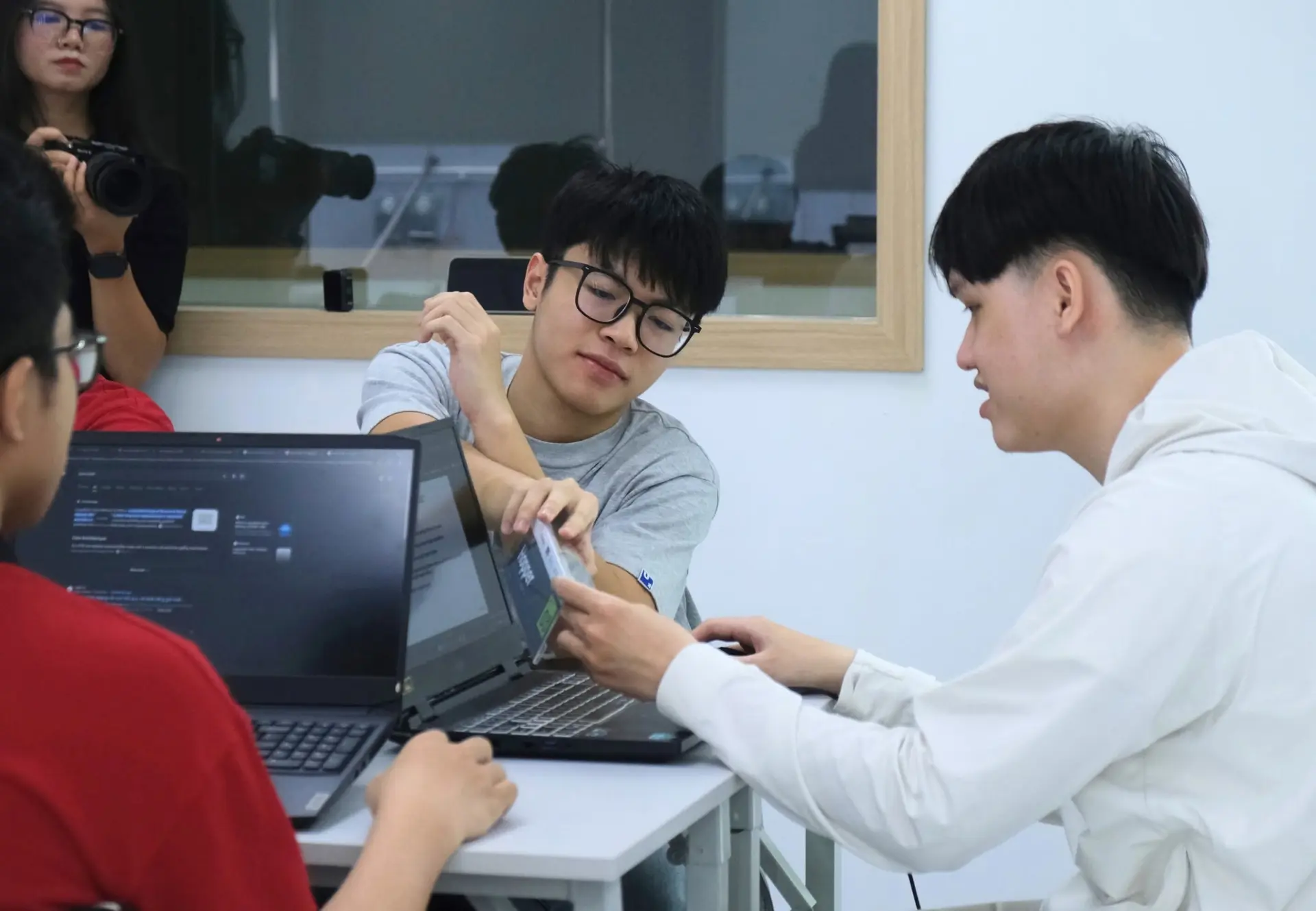 Workshop không chỉ mang đến cơ hội thực hành với các công cụ AI chuyên sâu mà còn giúp kết nối kiến thức trí tuệ nhân tạo với lĩnh vực công nghệ bán dẫn.